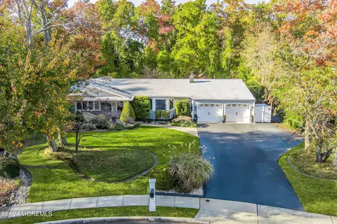 8 Chelsea Ct, Toms River, NJ 08753