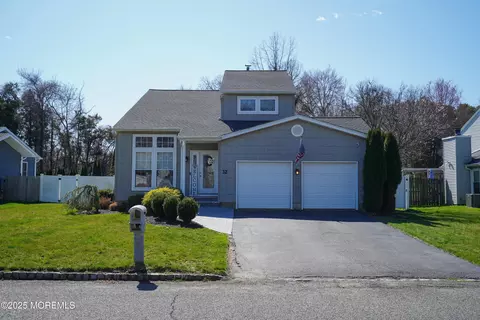 32 Driftwood Dr, Howell, NJ 07731