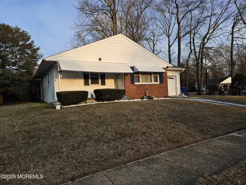 76 Bellflower Ct, Toms River, NJ 08755