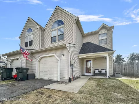 4 Ravenwood Ct, Freehold, NJ 07728
