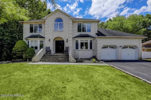 19 Wiltshire Dr, Manalapan, NJ 07726