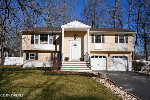 21 Yorke Dr, Freehold, NJ 07728