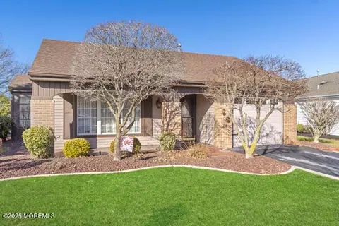 8 Knoll Cir, Manchester, NJ 08759