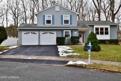 4 Revere Ct, Howell, NJ 07731