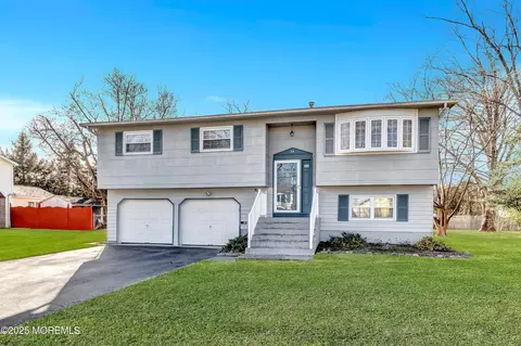 28 Allen Dr, Allentown, NJ 08501