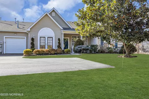 48 Sunnybrook Ln, Lakewood, NJ 08701