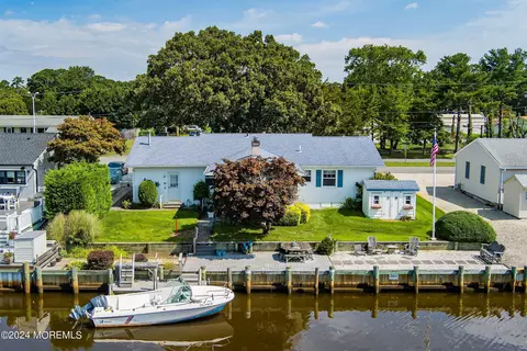 33 Parkers Point Blvd, Forked River, NJ 08731