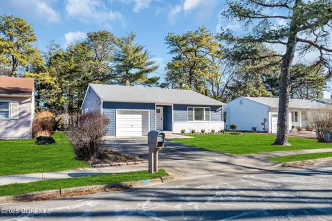 8 Manassas Dr, Toms River, NJ 08757
