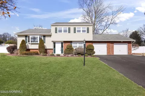 10 Kilmer Dr, Manalapan, NJ 07726