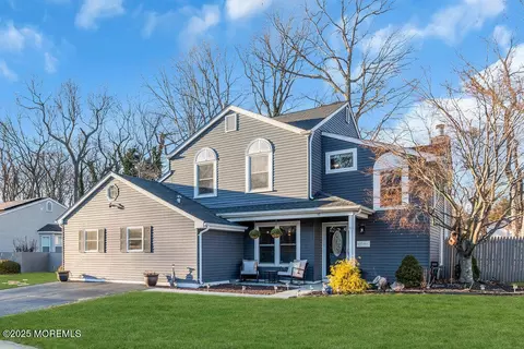 17 Bunker Hill Dr, Howell, NJ 07731