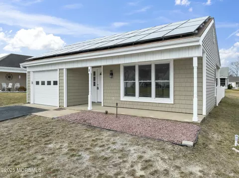8 Elmswell Ave, Manchester, NJ 08759