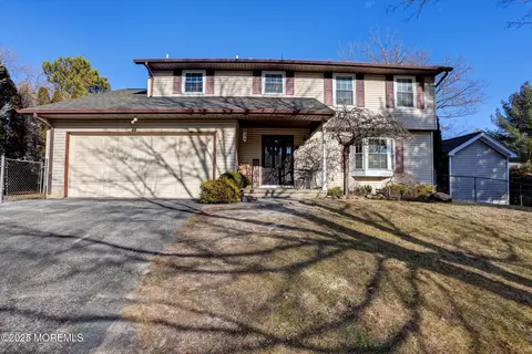 4 Wisconsin Dr, Jackson, NJ 08527