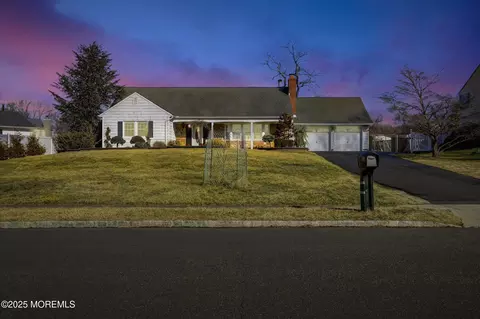 21 Ogden Ln, Manalapan, NJ 07726
