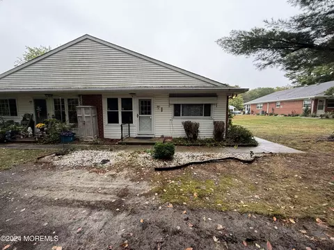 390 Fairway Ln # D, Manchester, NJ 08759