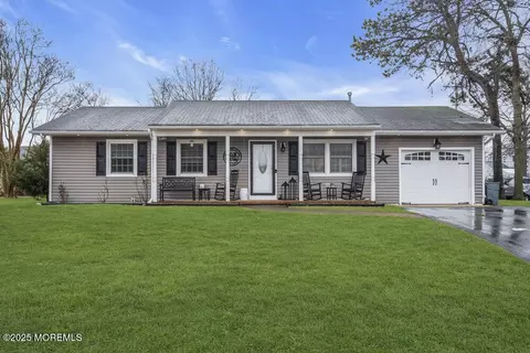 1001 E Panama Ct, Forked River, NJ 08731