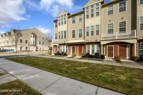 31 Kyle Dr, Tinton Falls, NJ 07712