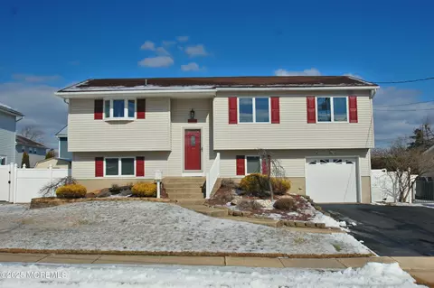 4 Galway Dr, Hazlet, NJ 07730
