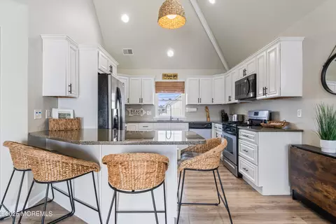 8 Joy Rd, Beach Haven West, NJ 08050