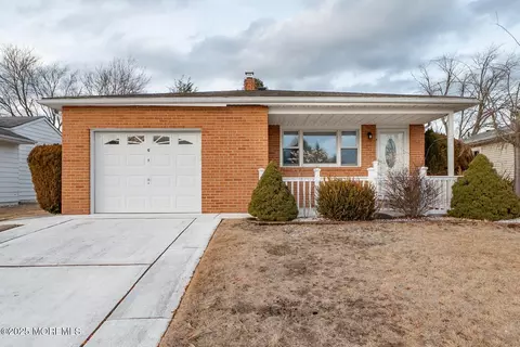 9 Salerno Ct, Toms River, NJ 08757