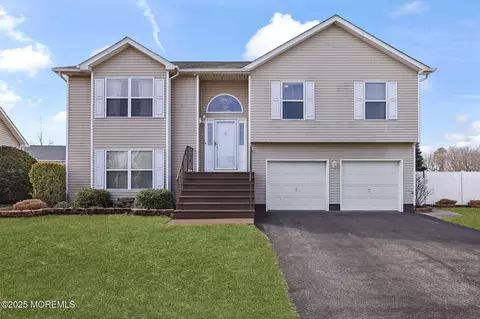 10 Deborah Ln, Howell, NJ 07731