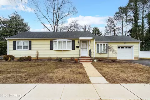 121 Lake Shore Dr, Red Bank, NJ 07701