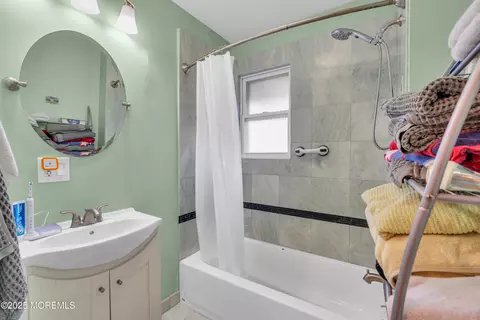 Bath - 8 New Brunswick Ave, Matawan, NJ 07747 photo 1 of 1