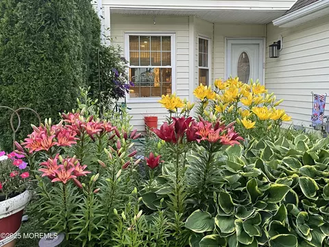 7 Breakwater Sq, Freehold, NJ 07728
