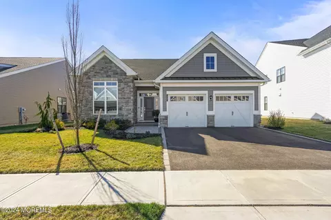 17 Woodspring Rd, Farmingdale, NJ 07727