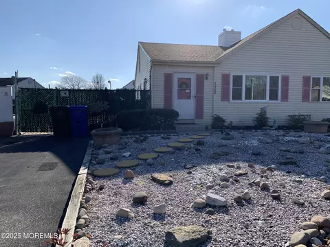 1989 Lamplighter Dr, Toms River, NJ 08753