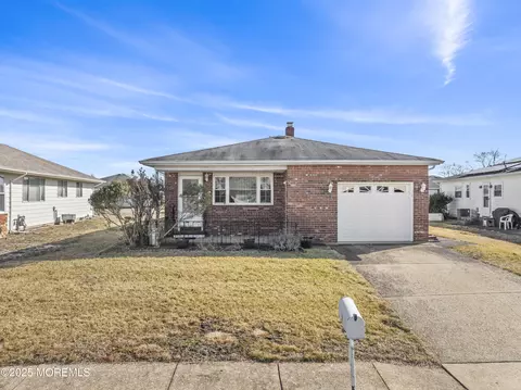 8 Saint Kitts Dr, Toms River, NJ 08757