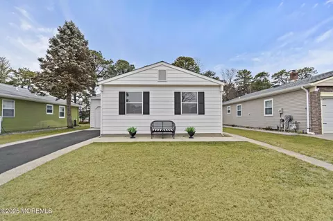 46 Gorginio Dr, Toms River, NJ 08757
