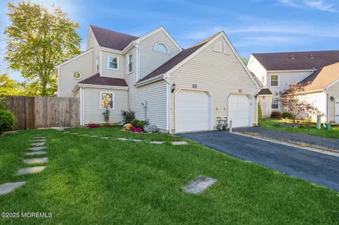 13 Cooper Ct, Freehold, NJ 07728