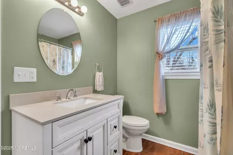 Bath - 880 Wright Debow Rd, Jackson, NJ 08527 photo 2 of 5