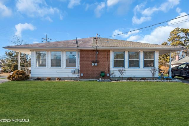 4 Yellowstone Dr, Toms River, NJ 08753