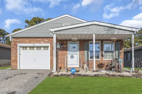 8 Santiago Dr W, Toms River, NJ 08757
