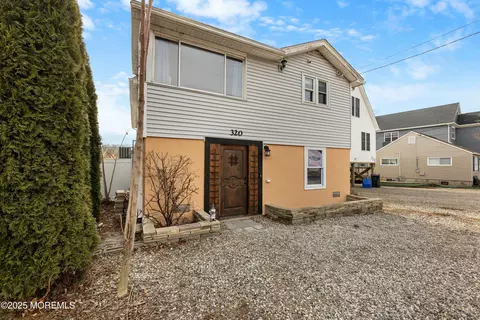 320 Elizabeth Ave, Toms River, NJ 08753