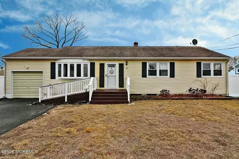 9 River Park Dr, Brick, NJ 08724