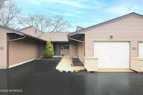 4 Farmingdale Ct, Red Bank, NJ 07701