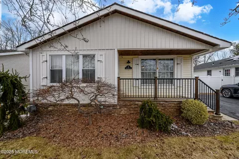 19 Pine Tree Ln, Manalapan, NJ 07726