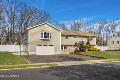10 Nottingham Dr, Howell, NJ 07731