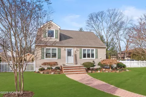 6 Arlington St, Oakhurst, NJ 07755