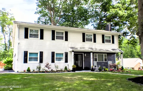 2 Poe Ct, Morganville, NJ 07751