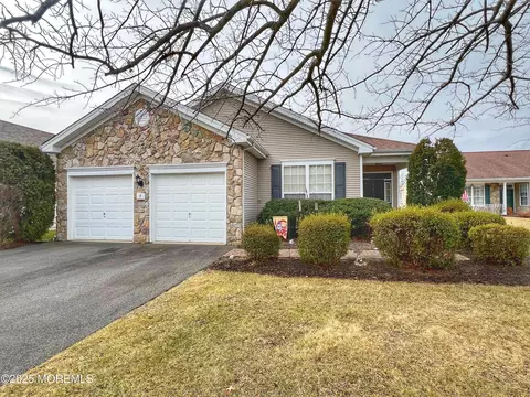 7 Vandevere Ln, Columbus, NJ 08022