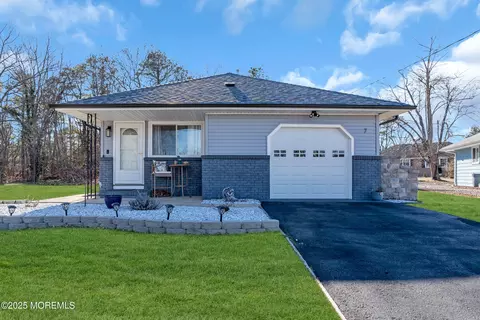 7 Mt Nebo Ln, Toms River, NJ 08753