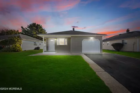 17 Montreal Ct, Toms River, NJ 08757