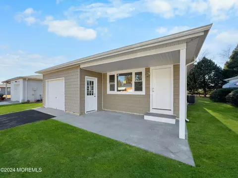 27 Biabou Dr, Toms River, NJ 08757