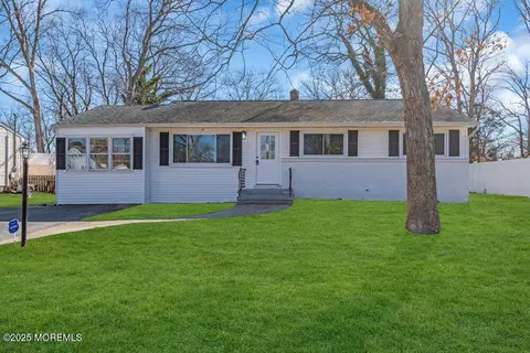 18 Oakside Dr, Toms River, NJ 08755