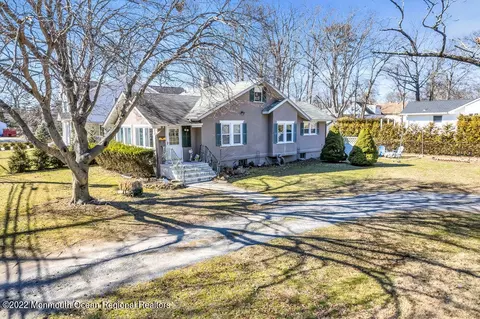455 Roosevelt Ave, Oakhurst, NJ 07755