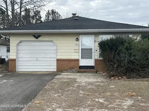 7 Frederiksted St, Toms River, NJ 08757