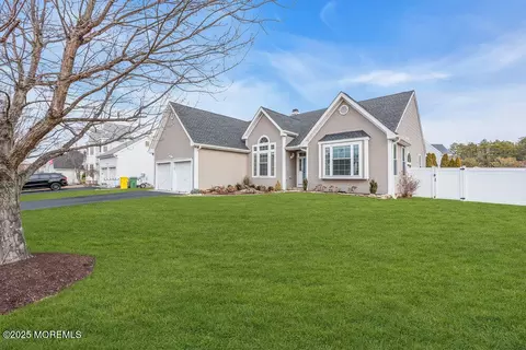 3 Topaz Ln, Lakewood, NJ 08701